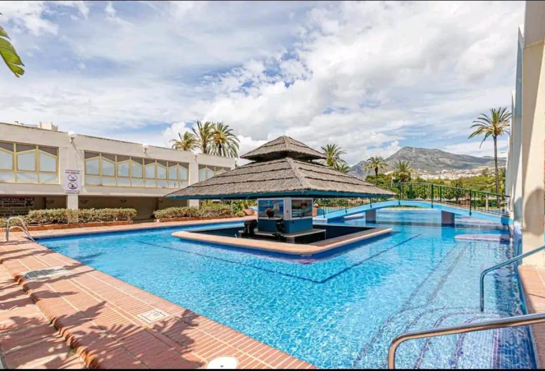 El Capricho De Benalbeach, Solo De Sabado A Sabado *