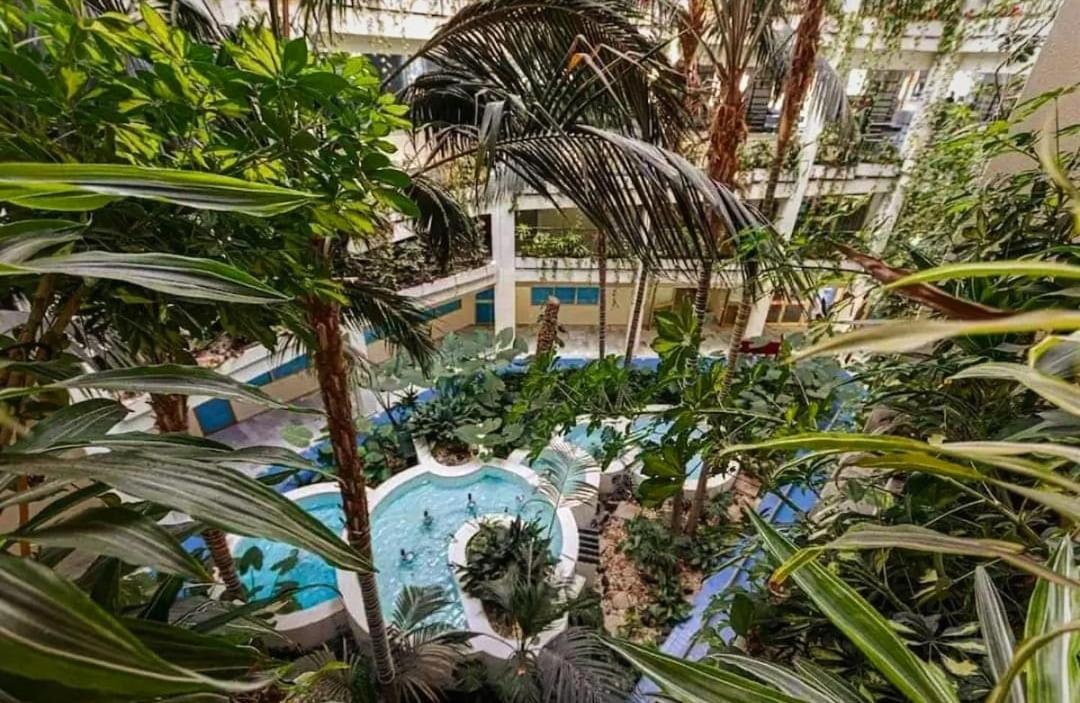 El Capricho De Benalbeach, Solo De Sabado A Sabado